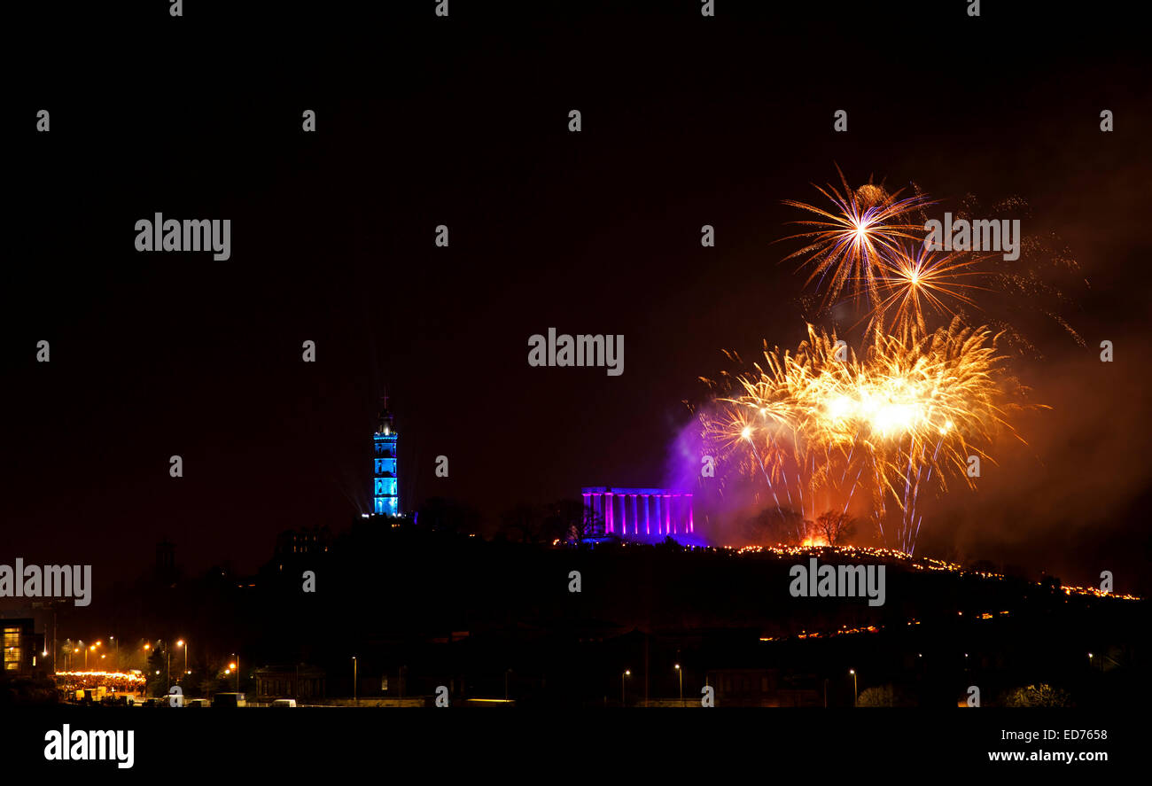 Edimburgo, Scozia, Regno Unito. Il 30 dicembre 2014. 35.000 persone erano attese per girare fuori per l'inizio della tre giorni di Hogmanay nuovo anno le celebrazioni in città. Una stima di 8000 torchbearers, serpeggiava il loro modo attraverso di Calton Hill in cui essi sono stati trattati per un fantastico spettacolo di fuochi d'artificio. Foto Stock