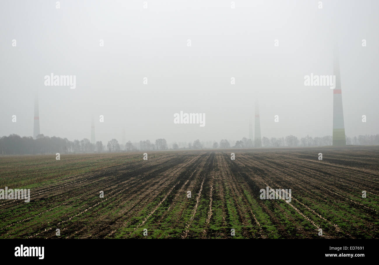 Navigazione wind farm nella nebbia Foto Stock
