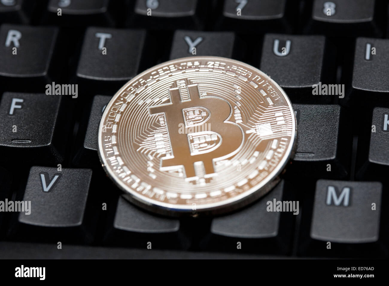 Bitcoin moneta virtuale sulla tastiera di un computer Foto Stock