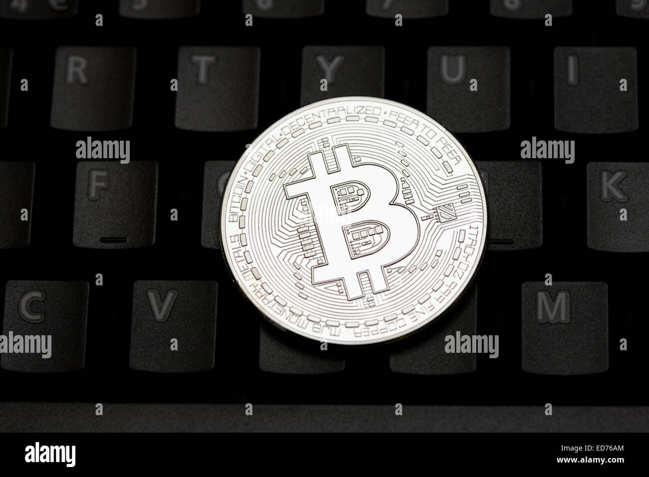 Bitcoin moneta virtuale sulla tastiera di un computer Foto Stock