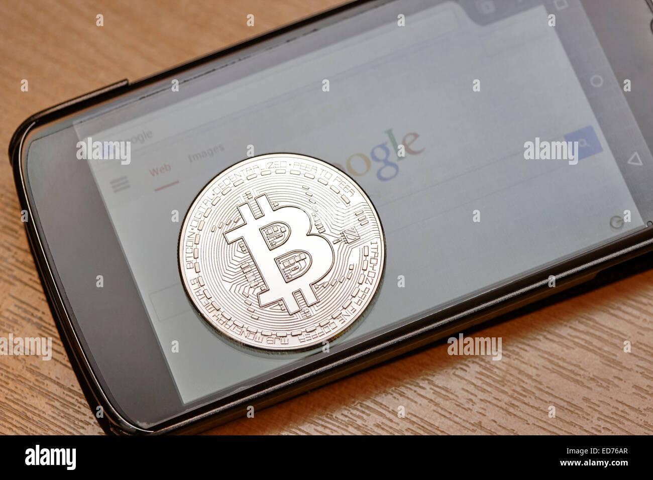 Bitcoin moneta virtuale moneta su uno smartphone Foto Stock