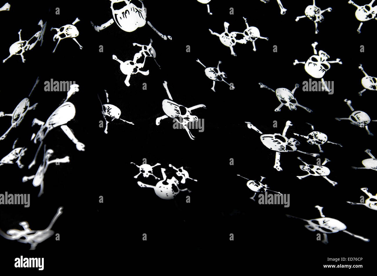 Nero bandiera pirata con i simboli del cranio Foto Stock
