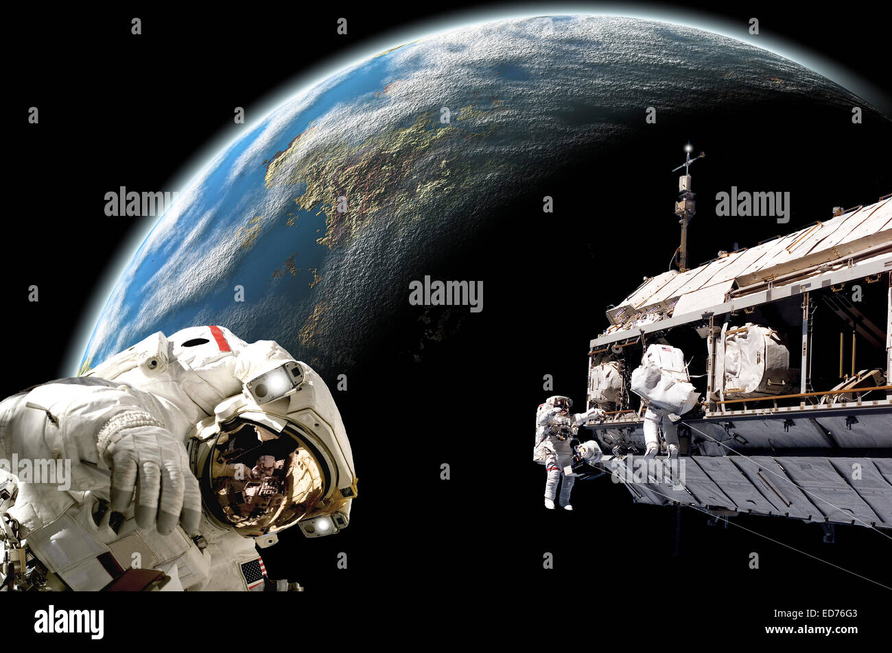 Un artista della rappresentazione di un team di astronauti esegue un lavoro su una stazione spaziale in orbita mentre un grande, terra-come pianeta. Foto Stock