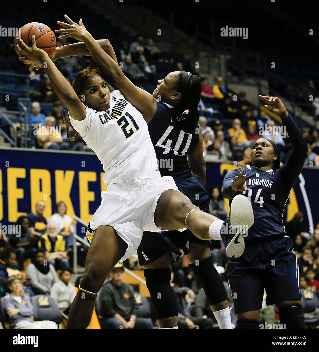 Berkeley CA. 29 dic 2014. California F # 21 Grigio Reshanda battaglia per il rimbalzo con Lady monarchi # 40 Destinatario giovani durante il NCAA donna gioco di basket tra Old Dominion Lady monarchi e California Golden Bears 79-59 vincere a Hass Pavilion Berkeley in California © csm/Alamy Live News Foto Stock