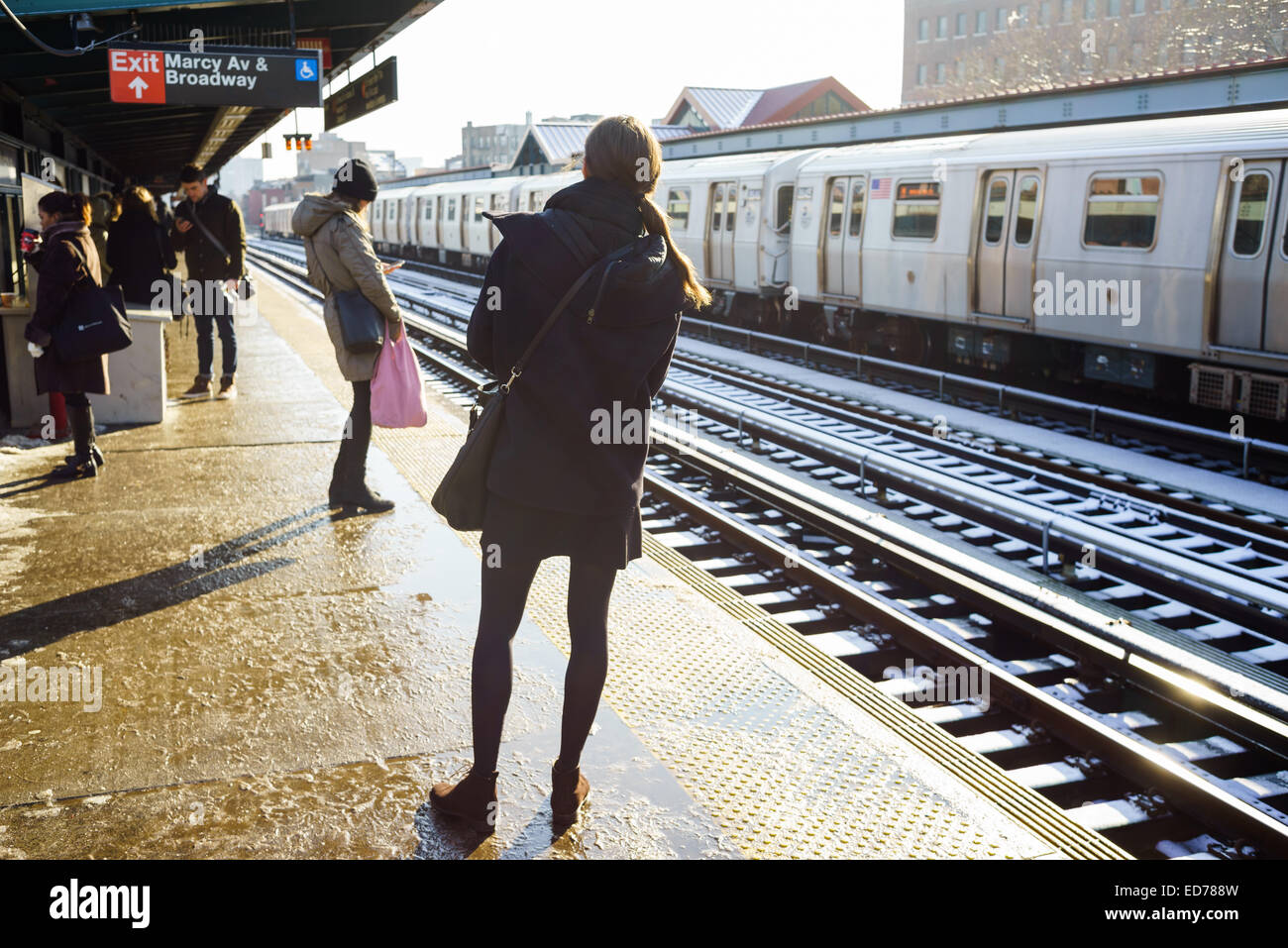 Mattina i pendolari, andando da Brooklyn a Manhattan a Marcy Avenue stazione, appena prima di attraversare il ponte di Williamsburg Foto Stock