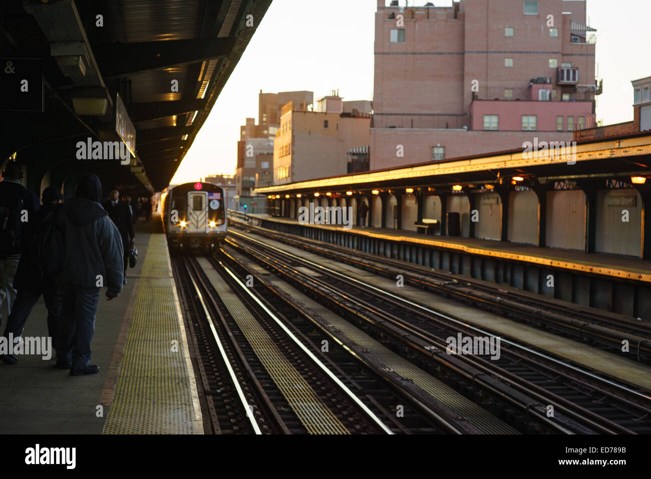 Mattina i pendolari, andando da Brooklyn a Manhattan a Lorimer Street Station, appena prima di attraversare il ponte di Williamsburg Foto Stock