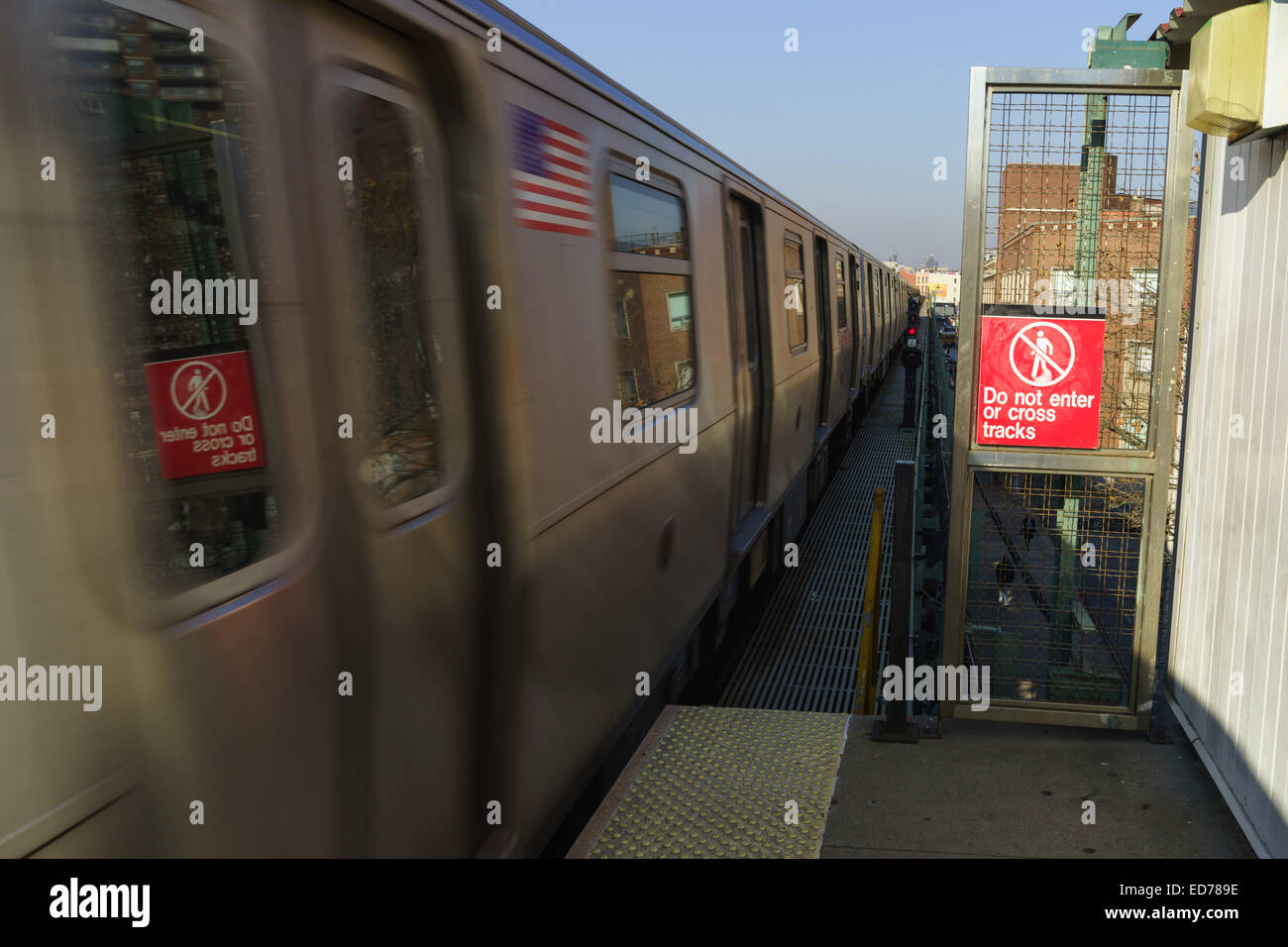 Mattina i pendolari, andando da Brooklyn a Manhattan a Lorimer Street Station, appena prima di attraversare il ponte di Williamsburg Foto Stock