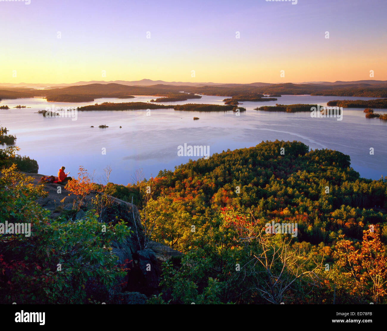 Sarah Brownell a Rattlesnake Si Affaccia sul lago Squam, New Hampshire USA Foto Stock