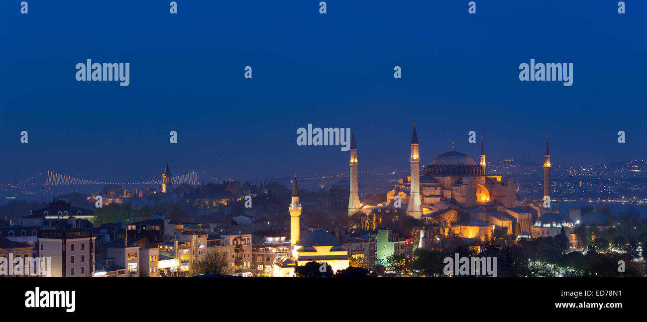 La Moschea Blu, Sultanahmet Camii o Sultan Ahmed moschea e il Bosforo River Bridge, Istanbul, Repubblica di Turchia Foto Stock