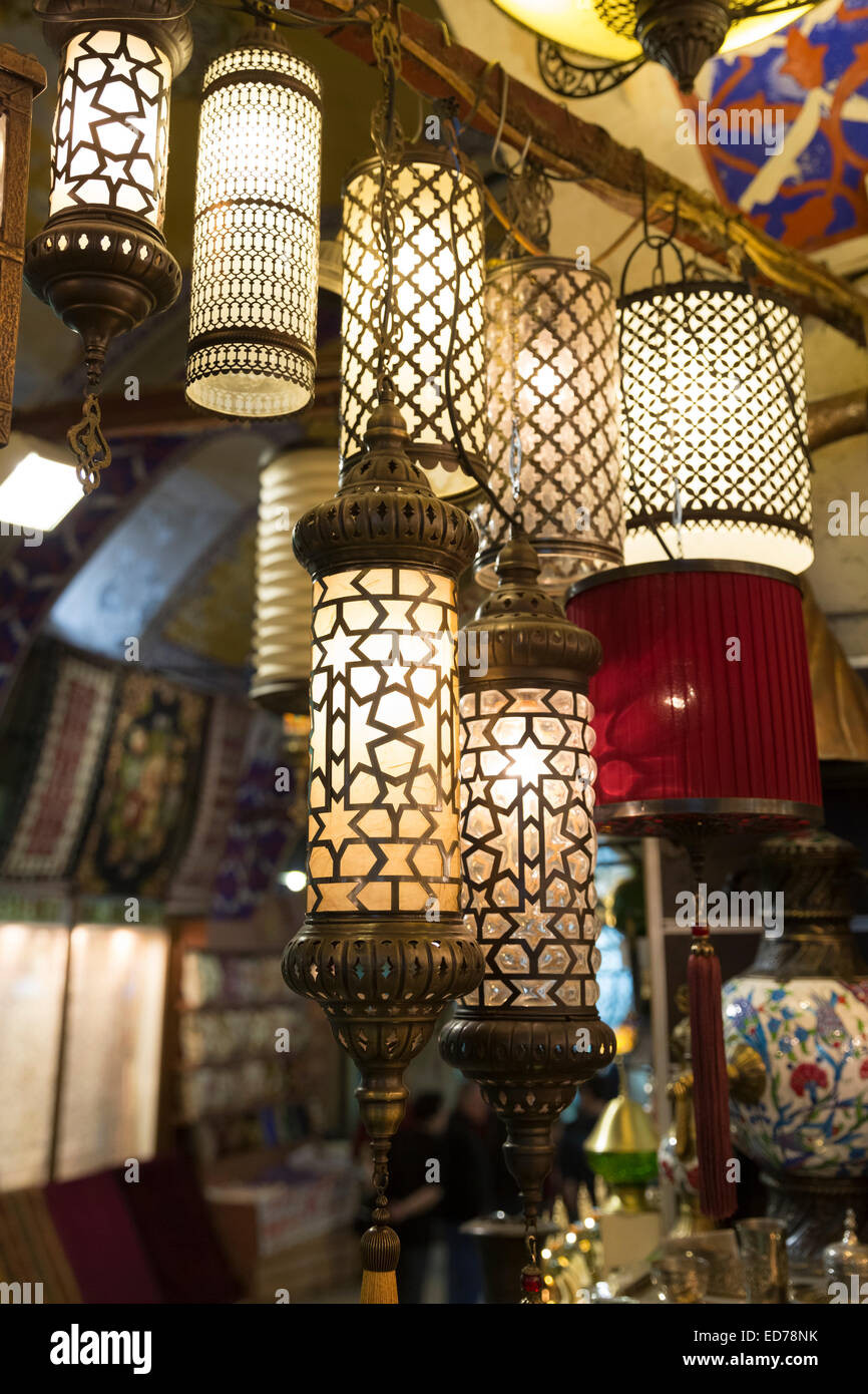 Tradizionale turco lanterne ornati lampade nel Grand Bazaar, Kapalicarsi, grande mercato in Beyazi, Istanbul, Turchia Foto Stock