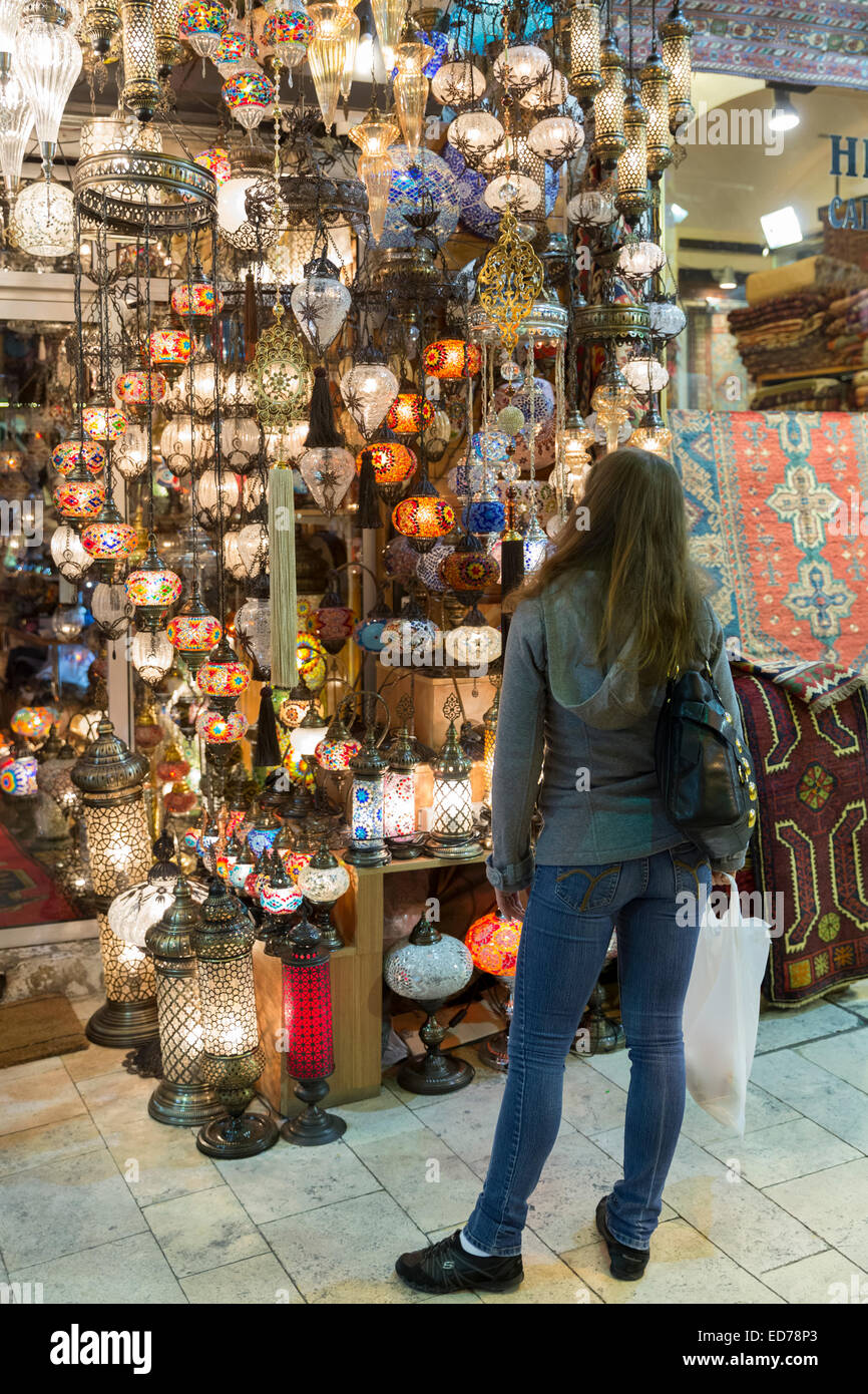 Western tourist shopping all'interno del Grand Bazaar, Kapalicarsi, grande mercato in Beyazi, Istanbul, Repubblica di Turchia Foto Stock