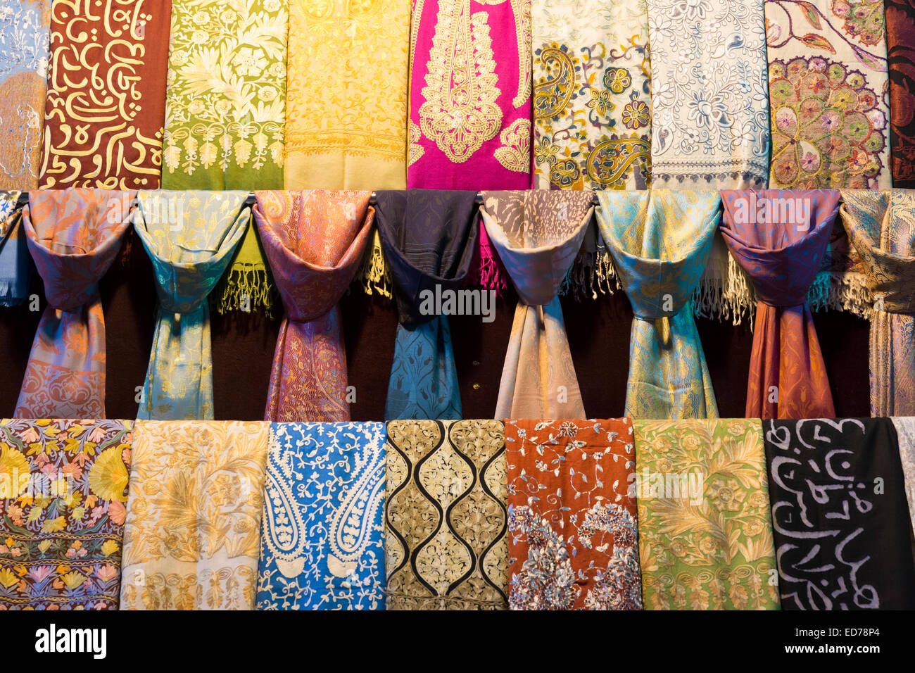 Sciarpa designs - Seta, Cachemire ricamato sciarpe nel Grand Bazaar,  Kapalicarsi, grande mercato, Beyazi, Istanbul, Turchia Foto stock - Alamy