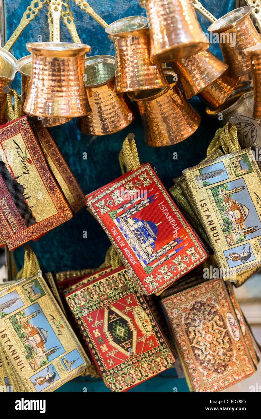 Rame pentole di caffè scatole ricamato in Grand Bazaar, Kapalicarsi, grande mercato, Beyazi, Istanbul, Turchia Foto Stock