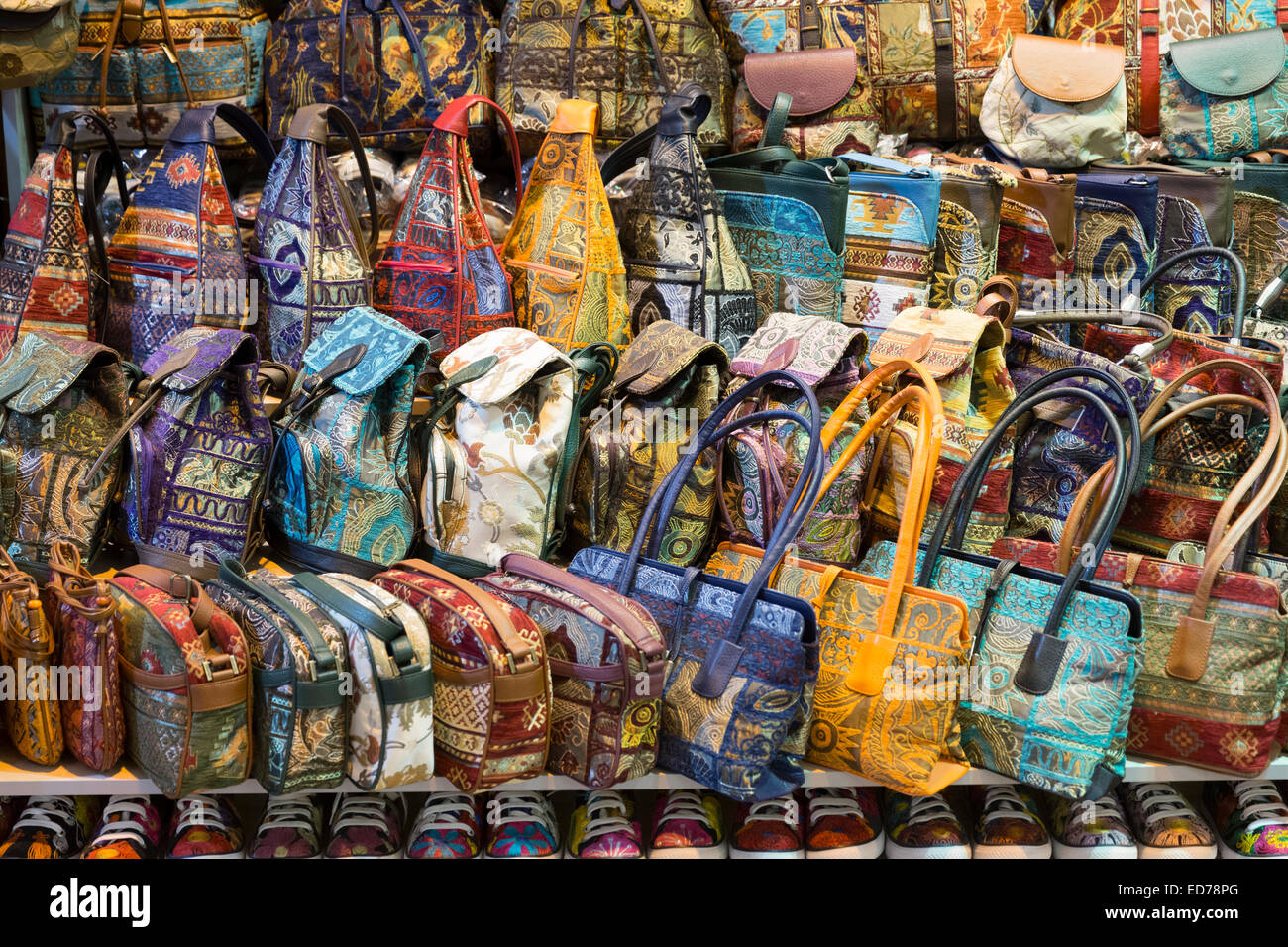 Borsette ricamate formatori scarpe nel Grand Bazaar, Kapalicarsi, grande  mercato in Beyazi, Istanbul, Turchia Foto stock - Alamy
