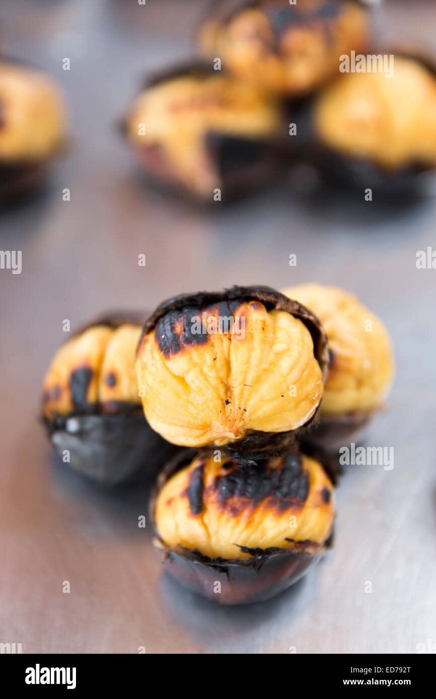 Castagne arrostite in vendita presso il Grand Bazaar, Kapalicarsi, grande mercato in Beyazi, Istanbul, Turchia Foto Stock