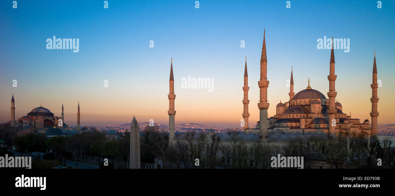 Tramonto sulla Moschea Blu, Sultanahmet Camii o Sultan Ahmed e Hagia Sophia museo della moschea di Istanbul, Turchia Foto Stock