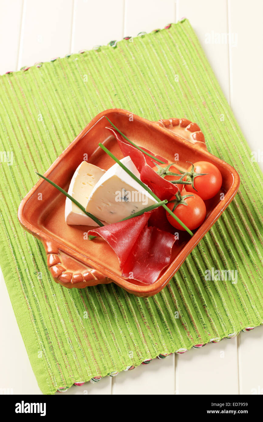 Salatura a secco il prosciutto, formaggio blu e pomodori freschi Foto Stock