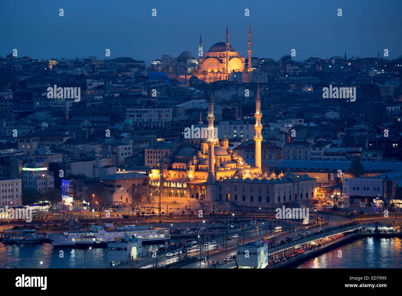 Skyline scena cittadina Yeni Camii grande moschea dal Corno Dorato di fiume sul Bosforo e Hagia Sophia in Istanbul, Repubblica di Turchia Foto Stock