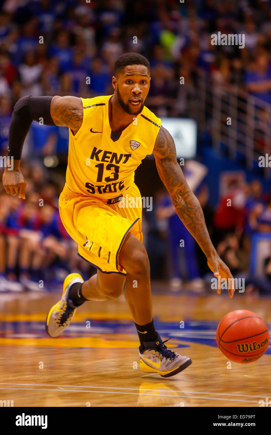 Dicembre 30, 2014: Gary Akbar #13 del Kent membro Golden lampeggia aziona verso il basso la corte ha inizio nella seconda metà durante il NCAA pallacanestro tra la Kent State Golden lampeggia e il Kansas Jayhawks presso Allen Fieldhouse in Lawrence, KS Foto Stock