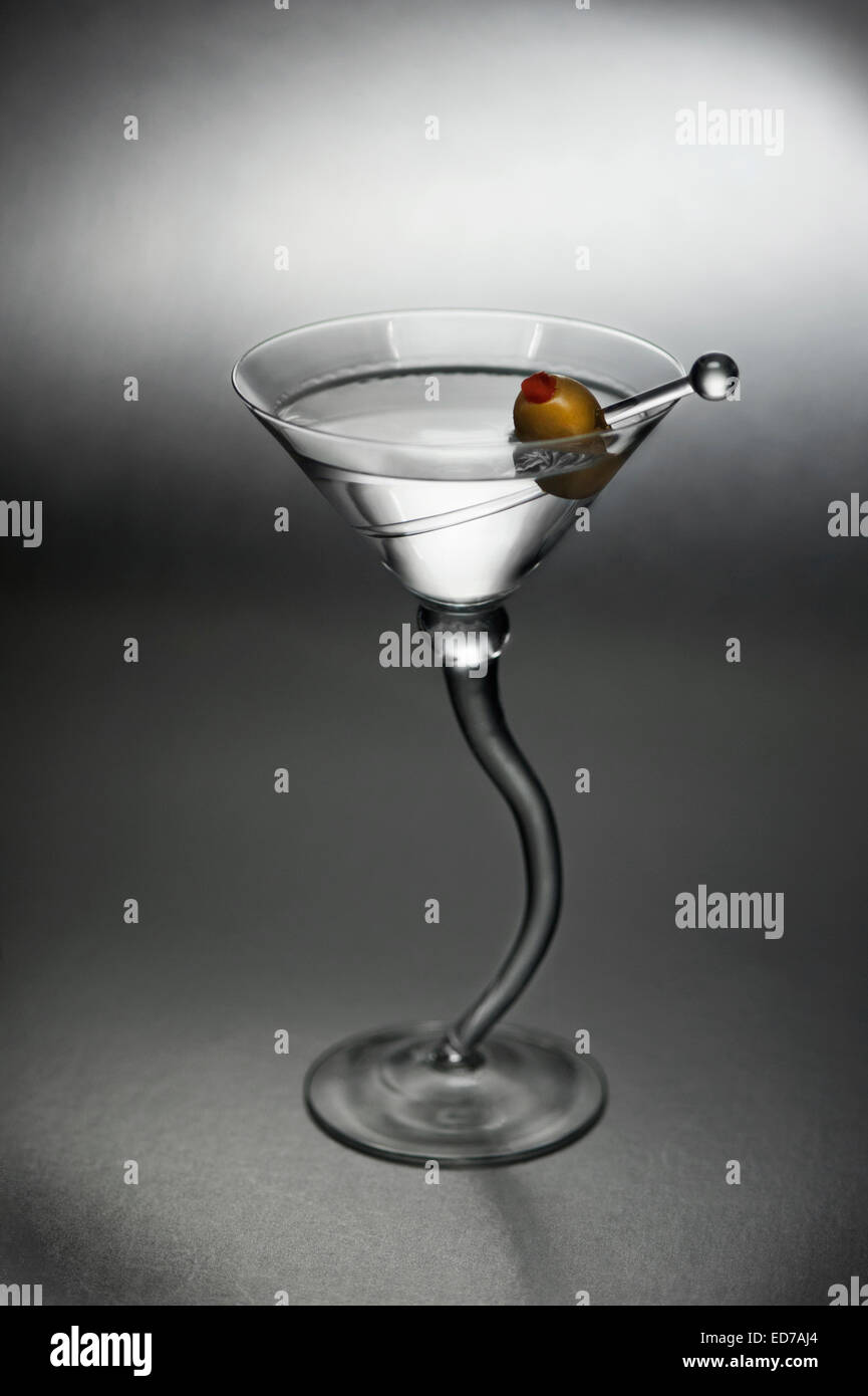 Un modernista contrasty martini cocktail bevanda alcolica con olio d'oliva e di prelevamento di vetro Foto Stock