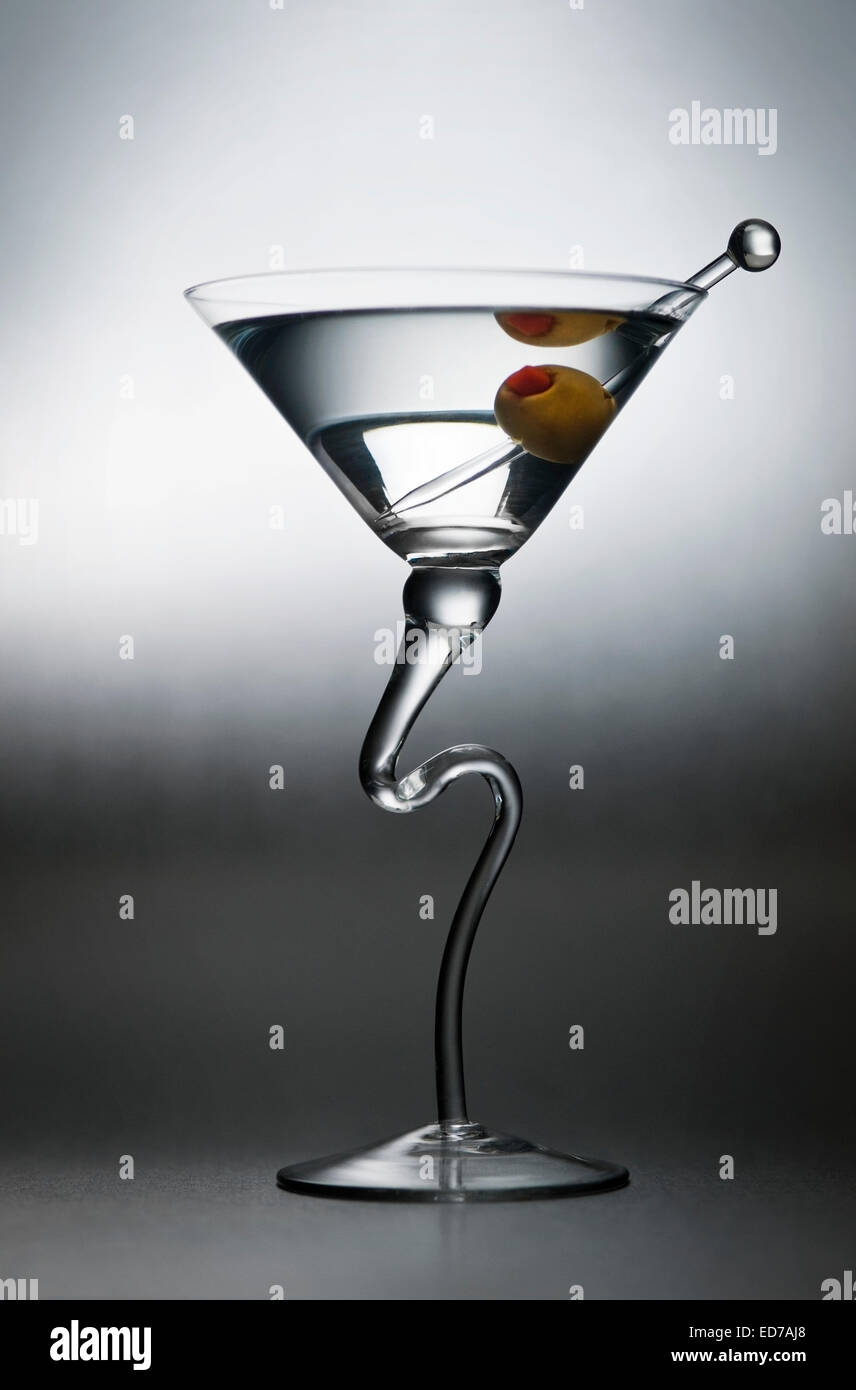 Un modernista contrasty martini cocktail bevanda alcolica con olio d'oliva e di prelevamento di vetro Foto Stock