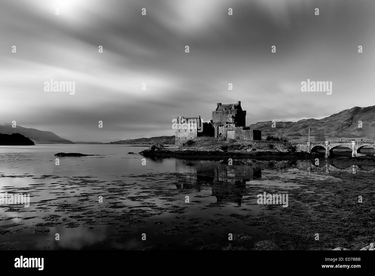 Il famoso Castello Eilean Donan nelle Highlands della Scozia Foto Stock
