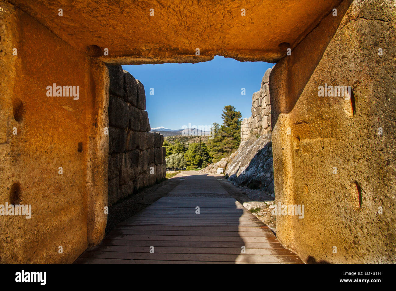 Sotto il Cancello dei Leoni, xiii secolo a.c. l'ingresso principale al palazzo della città antica di Micene. Argolis, PELOPONNESO Foto Stock
