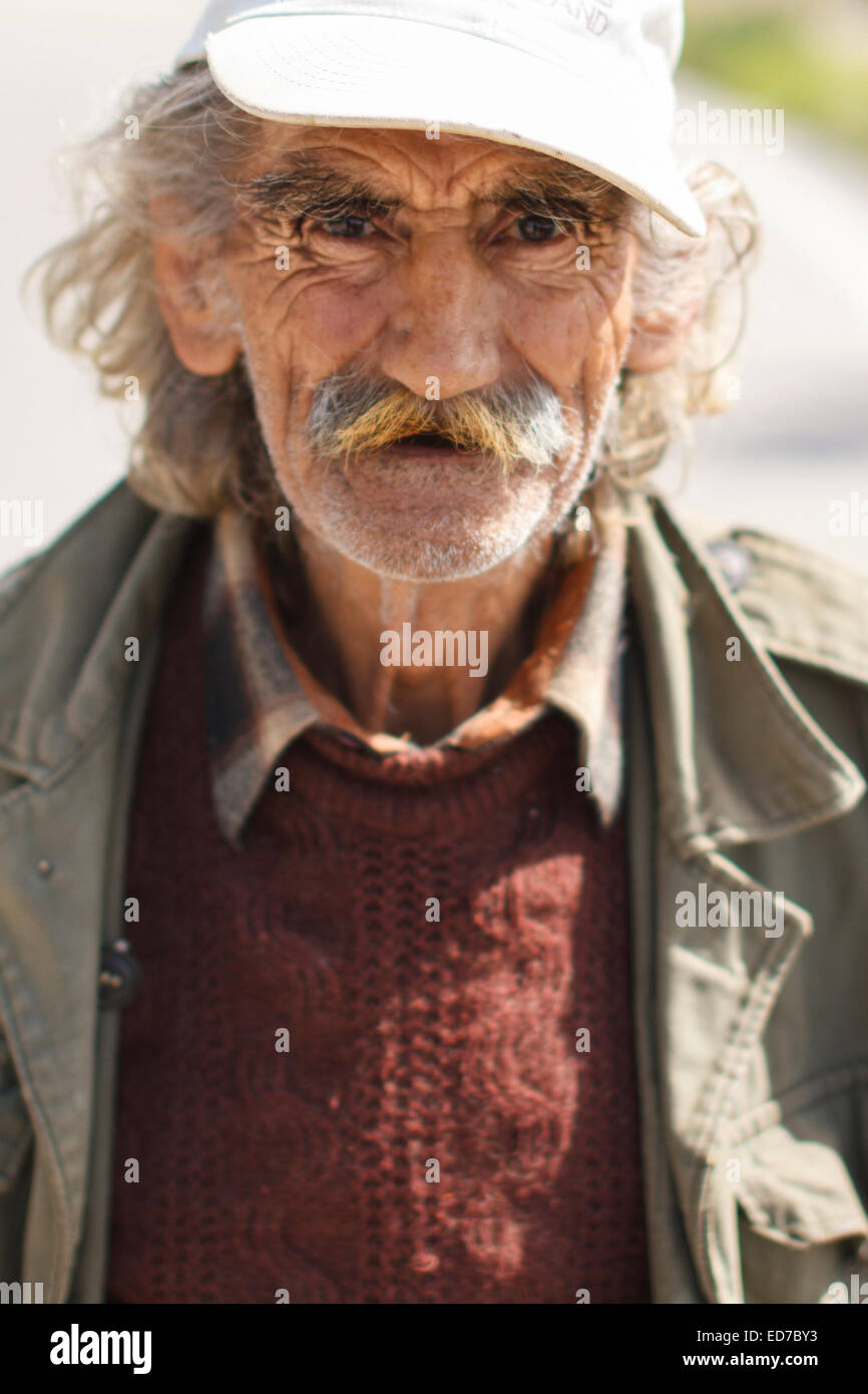 Il vecchio uomo al villaggio Laggada. Messenia, Peloponneso, Grecia Foto Stock