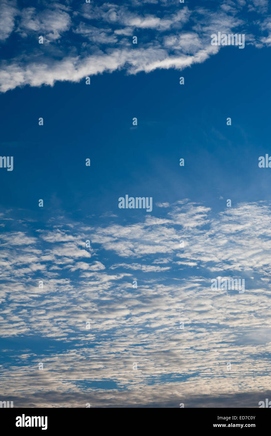 Altocumulus cloudscape visualizzare e cielo blu Foto Stock