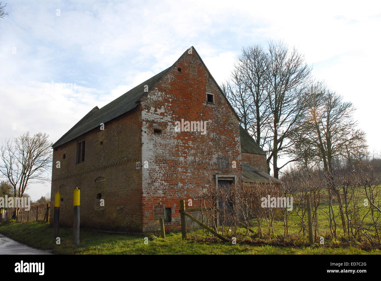 Imber è un villaggio disabitato in parte dell'Esercito britannico di motivi di formazione sulla Piana di Salisbury, Wiltshire, Inghilterra. Foto Stock