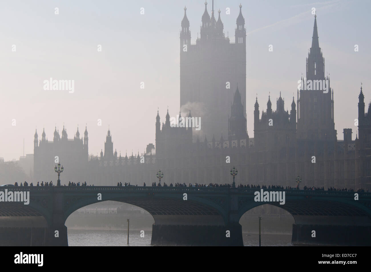Vista di Westminster Bridge, il fiume Tamigi e il Palazzo di Westminster su un nebbioso giorno dalla banca del sud Foto Stock