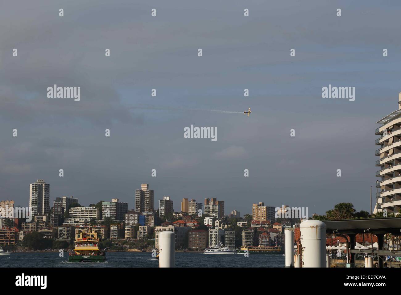 Sydney, Australia. Il 31 dicembre 2014. L'aria viene visualizzato sopra il porto di Sydney intrattenere la folla in vista del Capodanno fuochi d'artificio. Copyright Credit: 2014. Richard Milnes/Alamy Live News Foto Stock