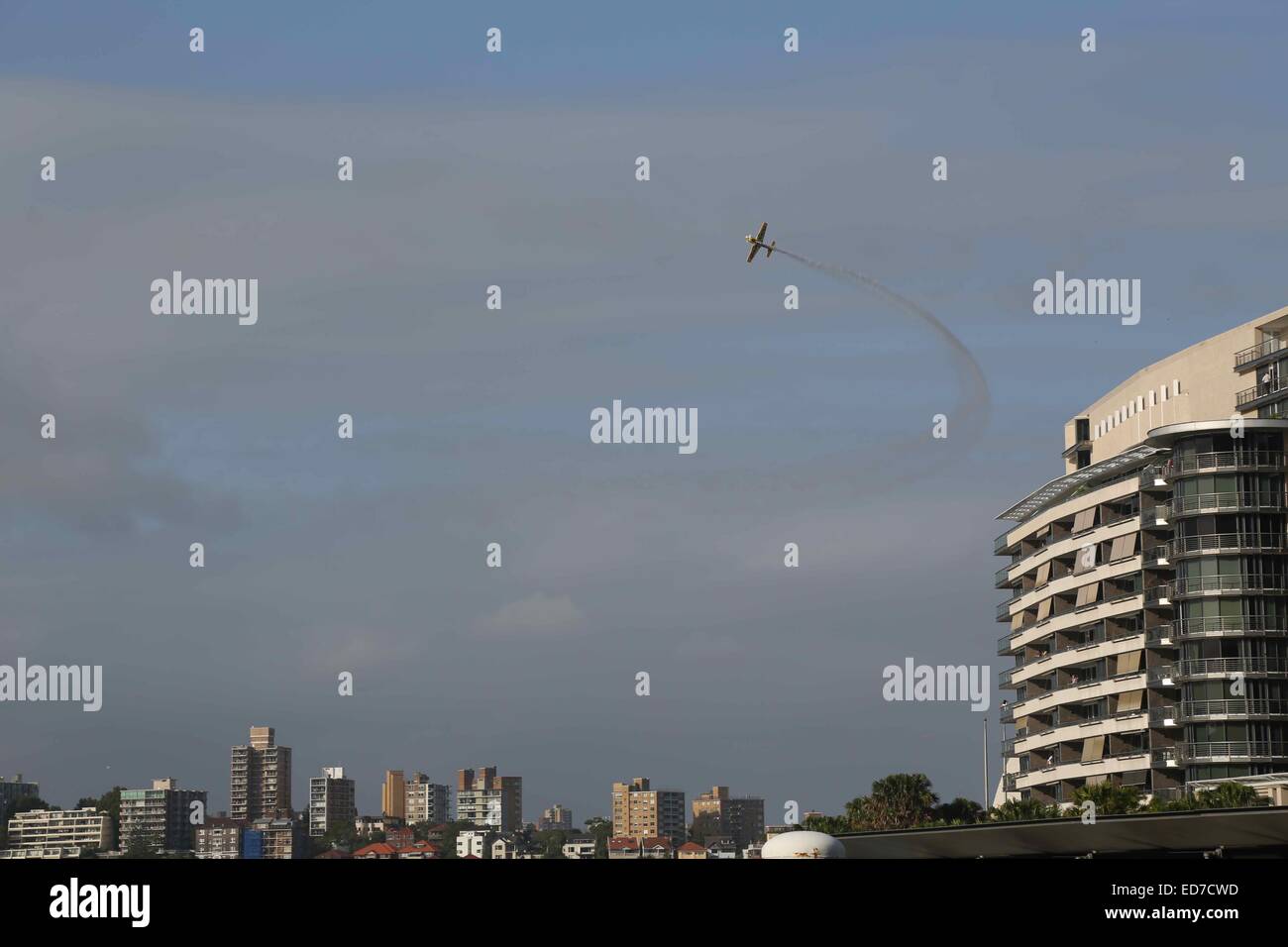 Sydney, Australia. Il 31 dicembre 2014. L'aria viene visualizzato sopra il porto di Sydney intrattenere la folla in vista del Capodanno fuochi d'artificio. Copyright Credit: 2014. Richard Milnes/Alamy Live News Foto Stock