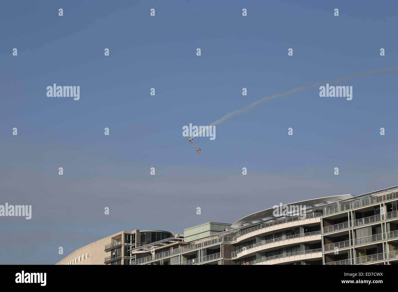 Sydney, Australia. Il 31 dicembre 2014. L'aria viene visualizzato sopra il porto di Sydney intrattenere la folla in vista del Capodanno fuochi d'artificio. Copyright Credit: 2014. Richard Milnes/Alamy Live News Foto Stock