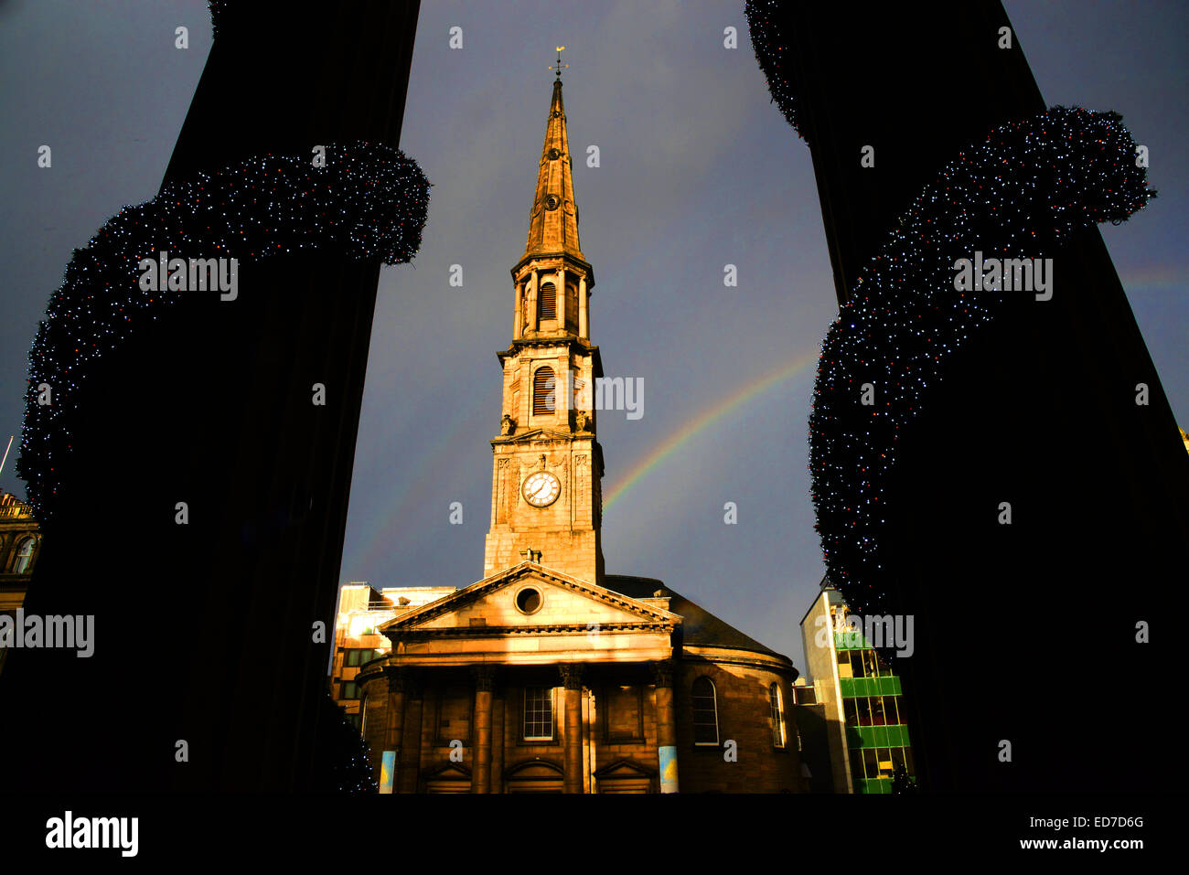 Sant'Andrea e Saint George's West chiesa in George Street, Edimburgo, Scozia toccati da un arcobaleno nel sole d'inverno. Foto Stock