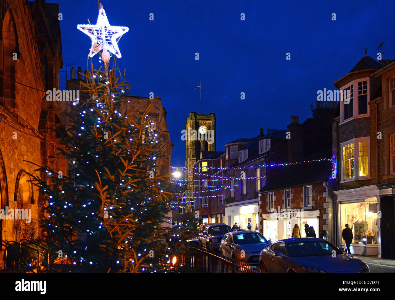 Le luci di Natale lungo la High Street a North Berwick, East Lothian, Scozia. Foto Stock