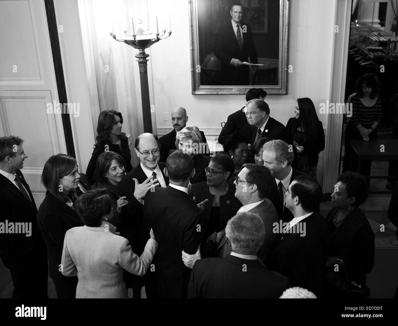 I membri del Congresso ci circondano il Presidente Barack Obama a seguito di un incontro con la casa Caucus democratico nella Sala Est della Casa Bianca il 4 febbraio 2014 a Washington, DC. Foto Stock