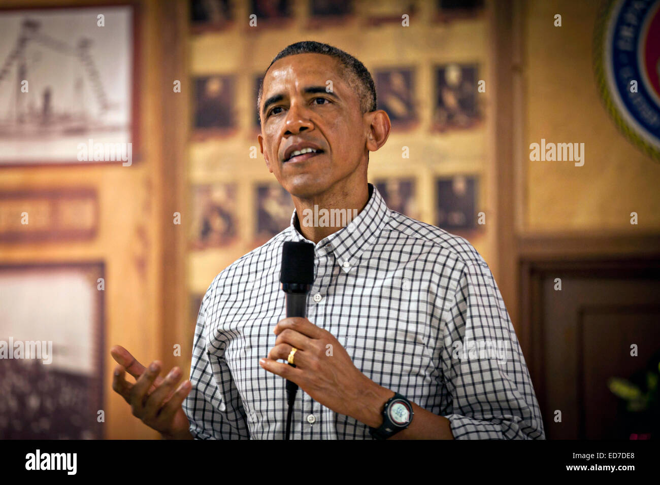 Il Presidente Usa Barack Obama grazie alle truppe durante una visita natalizia per soddisfare Marines e le loro famiglie a Anderson Mess Hall 25 dicembre 2014 nella Baia di Kaneohe, Hawaii. Il presidente ha fatto una tradizione annuale per visitare con Marines e le loro famiglie durante la sua vacanza nella sua casa di Hawaii. Foto Stock