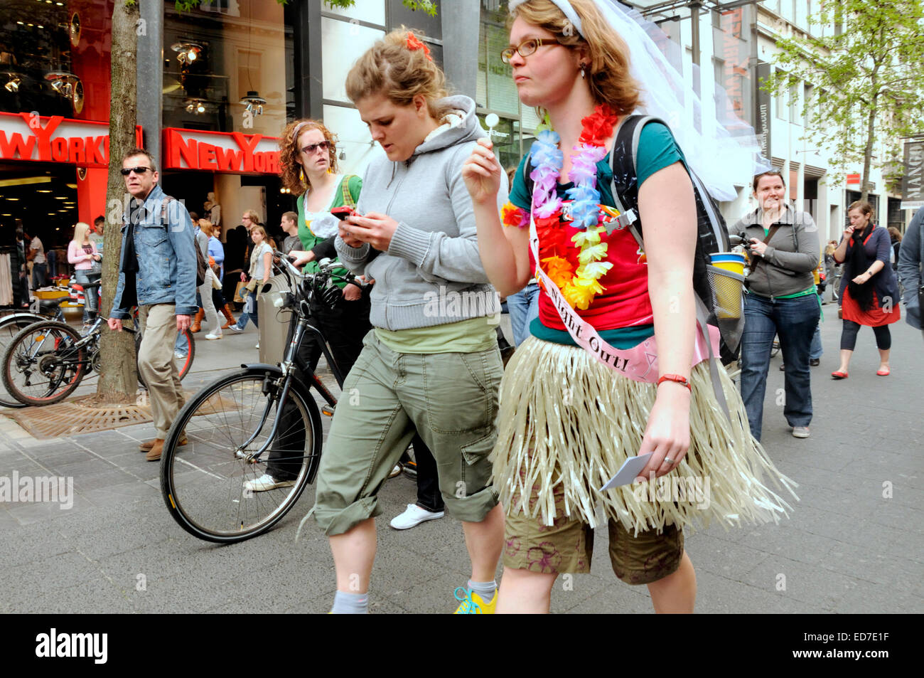 Antwerp / Antwerpen, Belgio. Le ragazze in costume prima di uscire la sera Foto Stock