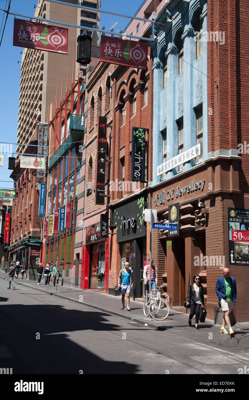 I pedoni a piedi lungo Little Bourke St: Melbourne Victoria Australia Foto Stock