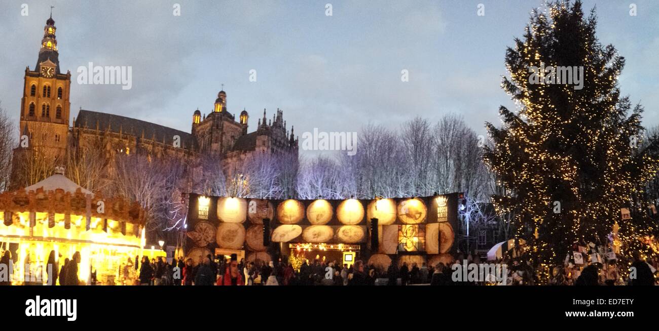 Brabant, Paesi Bassi. Il 30 dicembre, 2014. Scena serale oltre il Den Bosch paradijs invernale e il Sint Jan Cattedrale 's Hertogenbosch, Brabant NL. L'inverno paradijs è una famiglia amichevole edvent con il pattinaggio su ghiaccio, mostre d'arte, il luna park e la musica in un inverno di piazza a tema o plein Credito: JCB-images/Alamy Live News Foto Stock