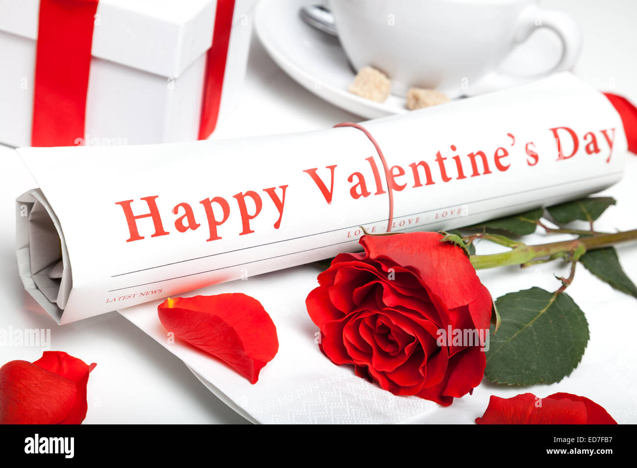 " Buon San Valentino" giornale, red rose e presente nella casella Foto Stock