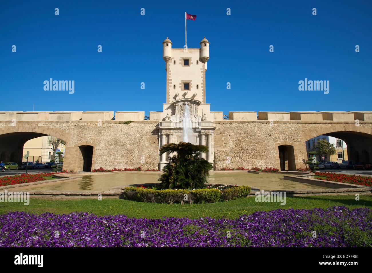 Puerta de Tierra gate a Plaza de la Constitucion, Cadice, Costa de la Luz, Andalusia, Spagna Foto Stock