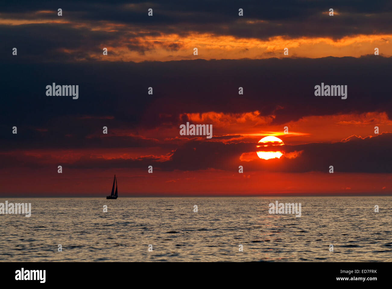 Tramonto con una barca a vela sul Mar Baltico, Gellen, Plogshagen, Hiddensee, Meclemburgo-Pomerania, Germania Foto Stock