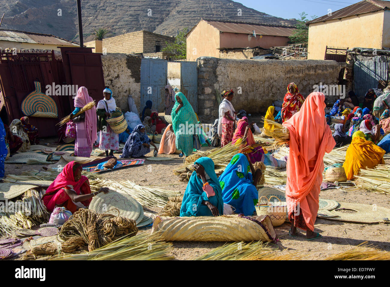 Le donne che vendono i loro prodotti su il colorato mercato lunedì di Keren, Eritrea Foto Stock