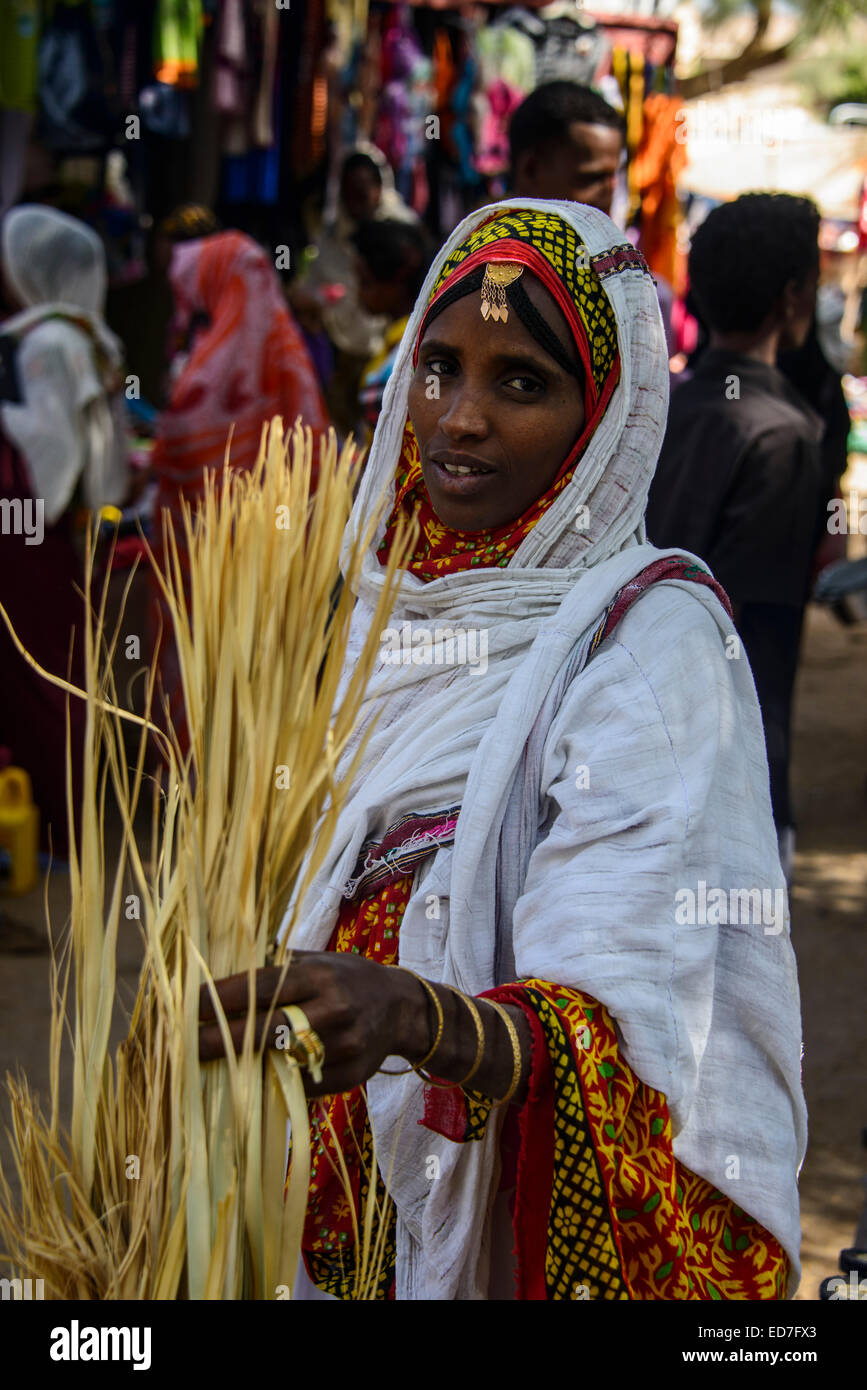 Donna shopping on il colorato mercato lunedì di Keren, Eritrea Foto Stock