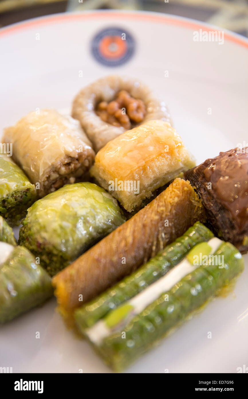 Piastra del turco tradizionale ricoperto di miele dolci, baklava, dessert di filo di pasticceria e dadi, Istanbul, Turchia Foto Stock