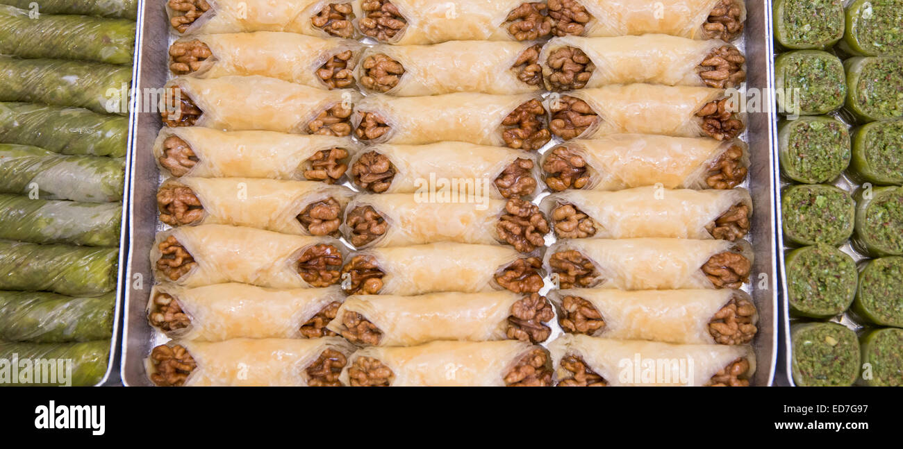 Bagno turco miele coperto i dolci baklava dessert di filo di pasticceria e dadi in Kadayif cafe Edebiyat Kiraathanesi, Istanbul, Turchia Foto Stock