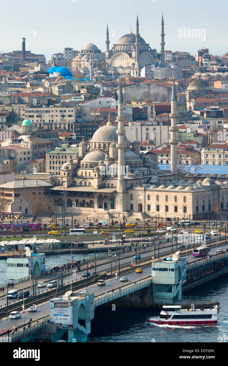 Yeni Camii, la Grande Moschea e la Moschea Blu (dietro), Golden Horn, traghetto sul Fiume sul Bosforo, Istanbul, Turchia Foto Stock