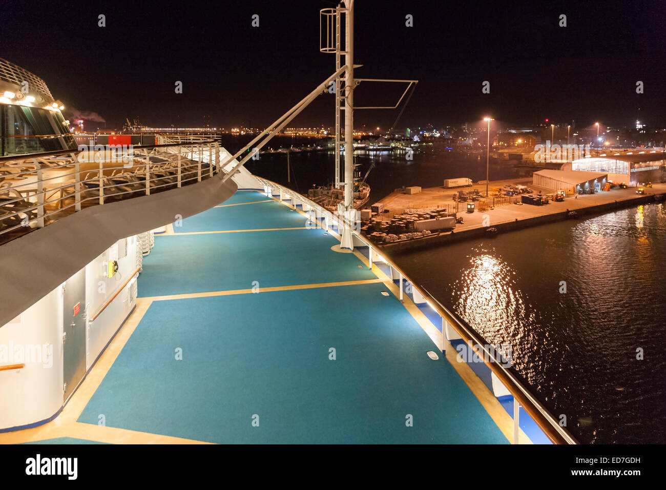 Southampton Docks come si vede dal ponte di una nave da crociera. Foto Stock